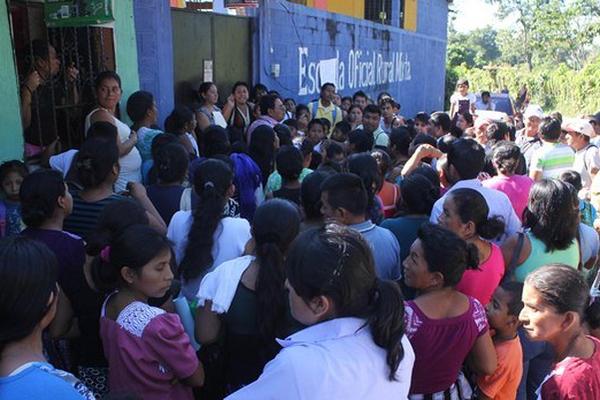 Padres de familia protestan frente a la escuela del cantón Cocales, en Mazatenango. (Foto Prensa Libre: Omar Méndez) <br _mce_bogus="1"/>