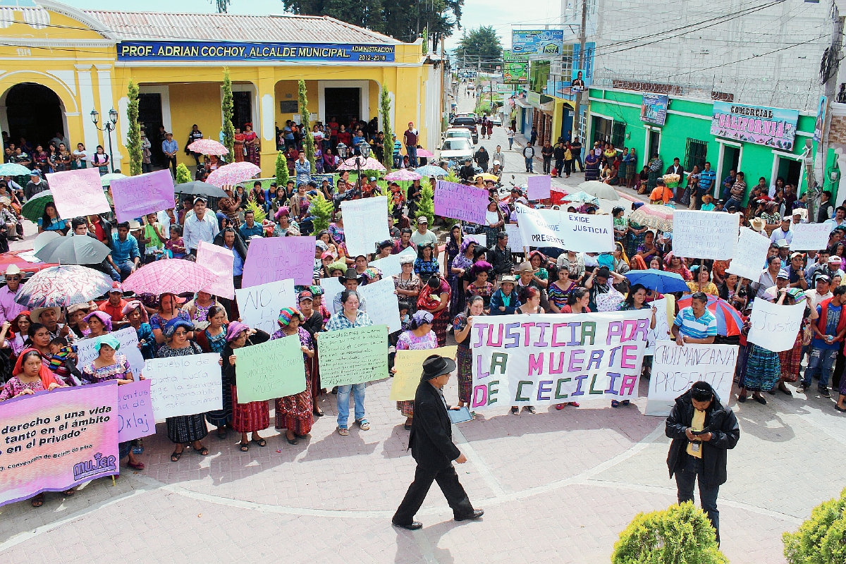 Pobladores marchan en Santa Lucía Utatlán, Sololá, para exigir que se aclare la muerte de Cecilia Oxlaj. (Foto Prensa Libre: Ángel Julajuj)