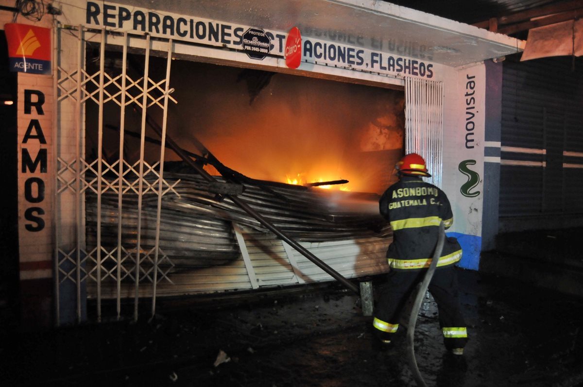 Bomberos Municpales trabajan para apagar las llamas del incendio. (Foto Prensa Libre: Alexander Coyoy)