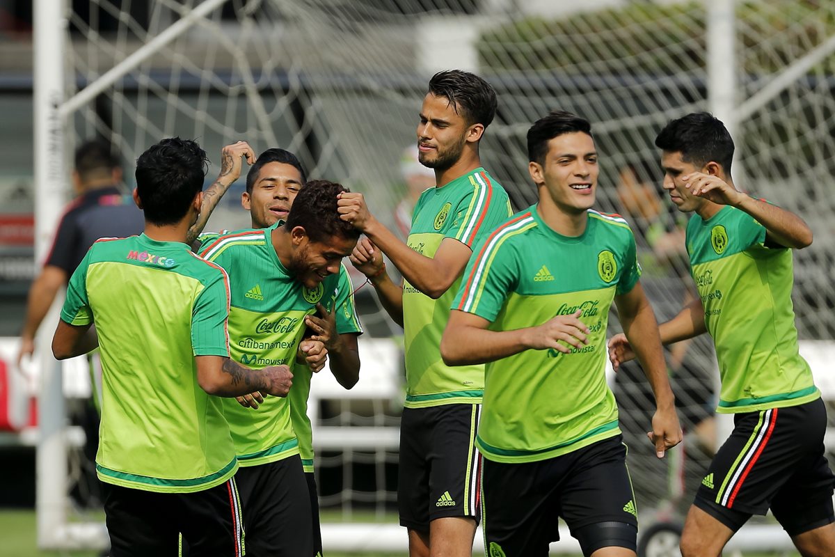 Jugadores de la selección mexicana de futbol entrenan para encarar el duelo frente a Honduras. (Foto Prensa Libre: AFP)