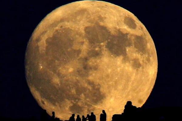 Imagen de la luna en Cape Sounion, Grecia. (Foto Prensa Libre: AFP)