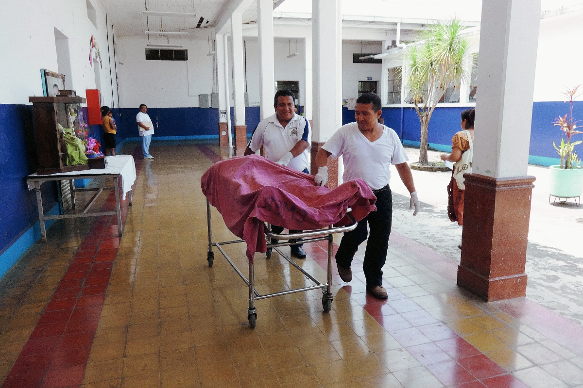 El cuerpo de una de las víctimas del ataque armado en San Francisco Zapotitlán, Suchitepéquez, es llevado a la morgue local. (Foto Prensa Libre: Omar Méndez)