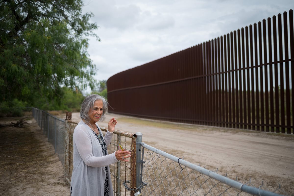 Eloisa Támez, una activista y opositora del muro fronterizo entre EE. UU. y México, se encuentra en su patio trasero en San Benito, Texas.(Foto Prensa Libre:AFP).