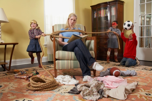 En Yugoslavia los niños atan a la madre y el padre para que les den dulces y regalos. (Foto: Internet)