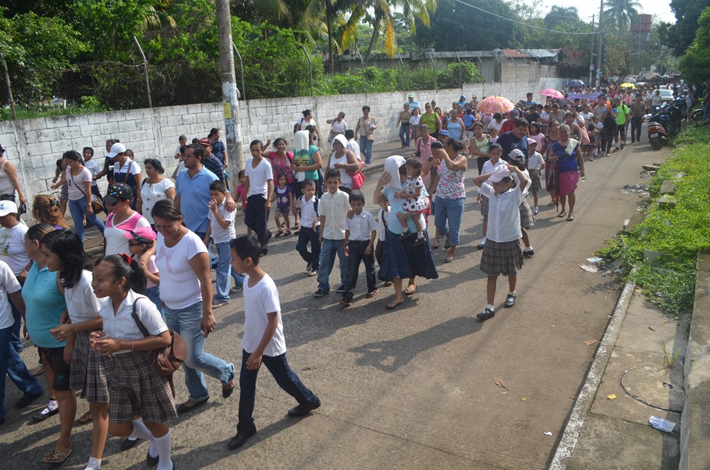 Decenas de personas manifiestan en Retalhuleu para exigir beneficios para los estudiantes. (Foto Prensa Libre: Jorge Tizol).