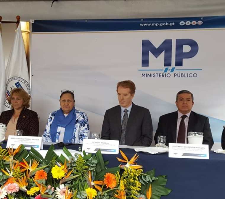 Mesa principal, presidida por la fiscal general Consuelo Porras, para la inauguración de la Fiscalía Distrital de Sacatepéquez. (Foto Prensa Libre: Nery Gálvez)