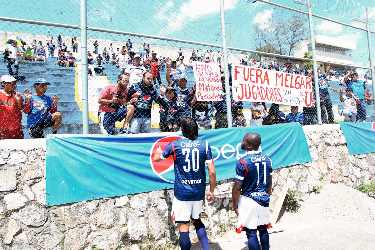 La afición estudiosa mostró su enojo y exigió la salida de jugadores y cuerpo técnico. (Foto Prensa Libre: Allan Martínez)