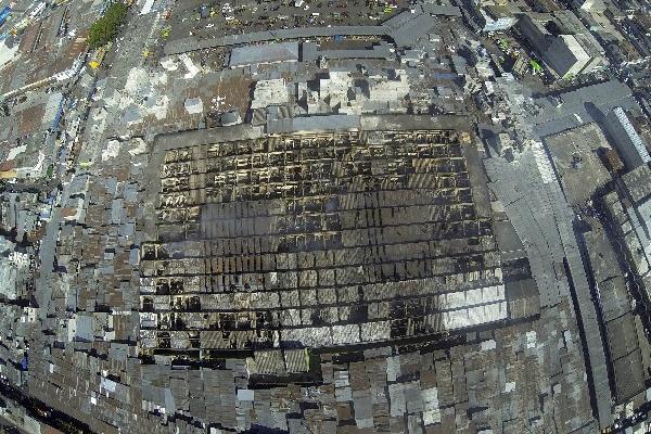 Vista aérea  de los locales incendiados en  el mercado de La Terminal, el martes recién pasado.