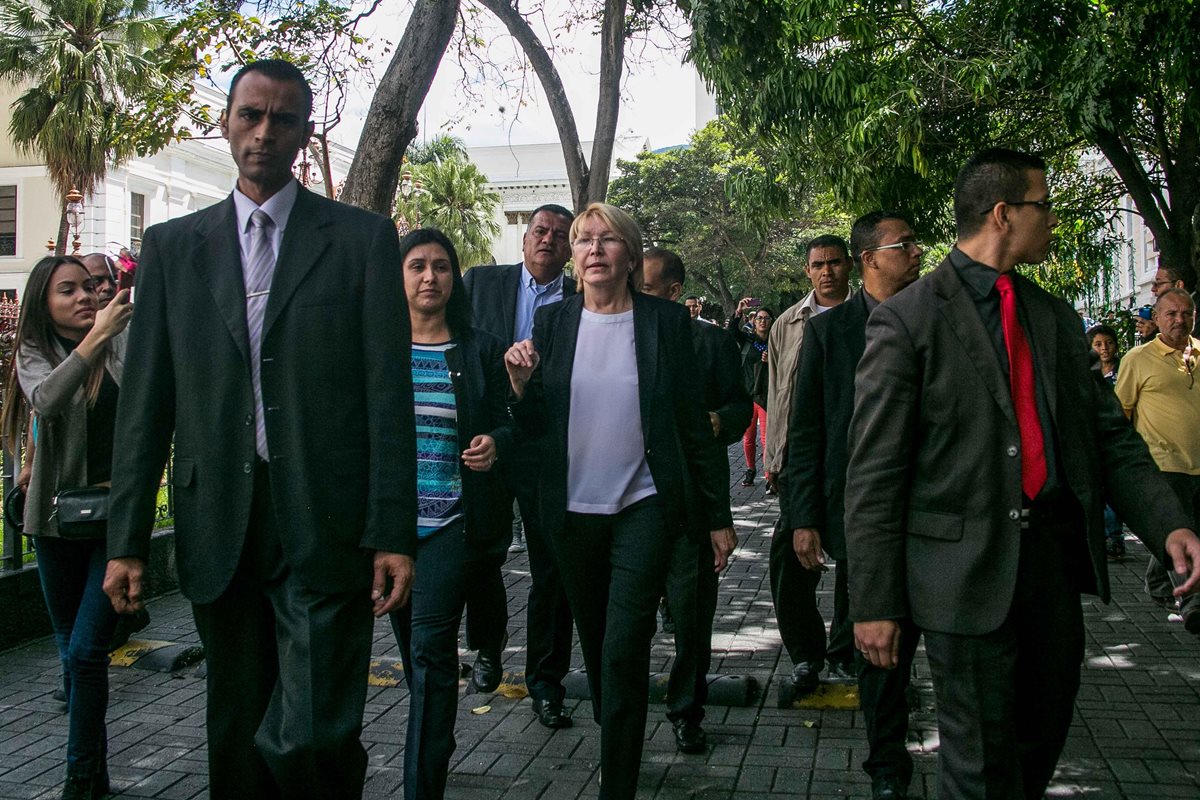 La fiscal Luisa Ortega -centro- es la funcionaria con mayor rango que se ha rebelado contra Maduro. (Foto Prensa Libre: EFE)