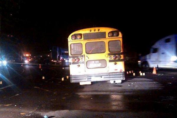 Autobús en el que murió baleado Jimmy Francisco Ramírez, en Río Bravo, Suchitepéquez. (Foto Prensa Libre: Omar Méndez)