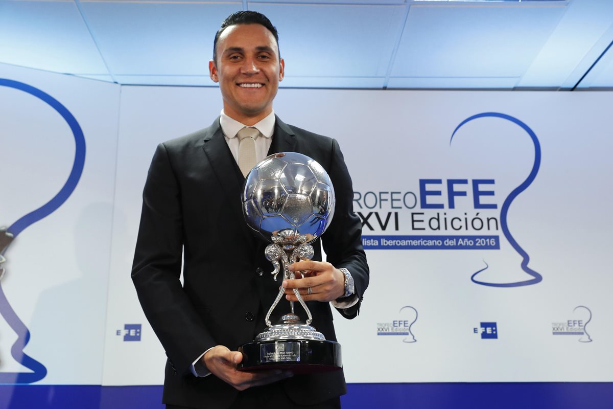 El portero costarricense Keylor Navas recibió este martes el trofeo EFE al Jugador Latinoamericano del año. (Foto Prensa Libre: EFE)