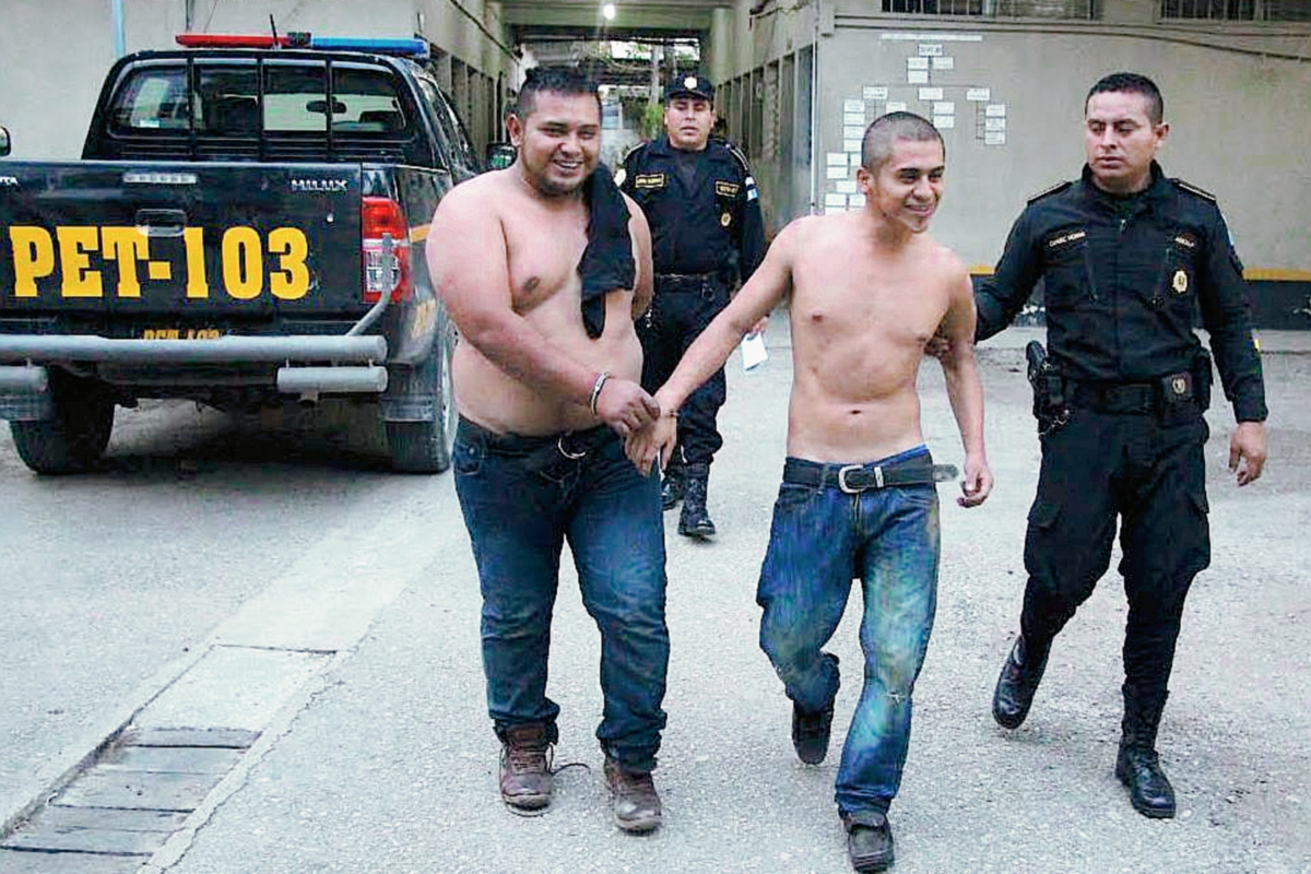Los capturados  fueron llevados a la comisaría 62 de San Benito, Petén. (Foto Prensa Libre: Rigoberto Escobar)