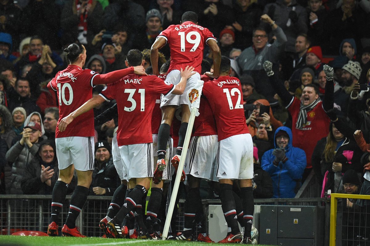 Los jugadores del Manchester United festejan luego del único gol frente al Brighton. (Foto Prensa Libre: AFP)