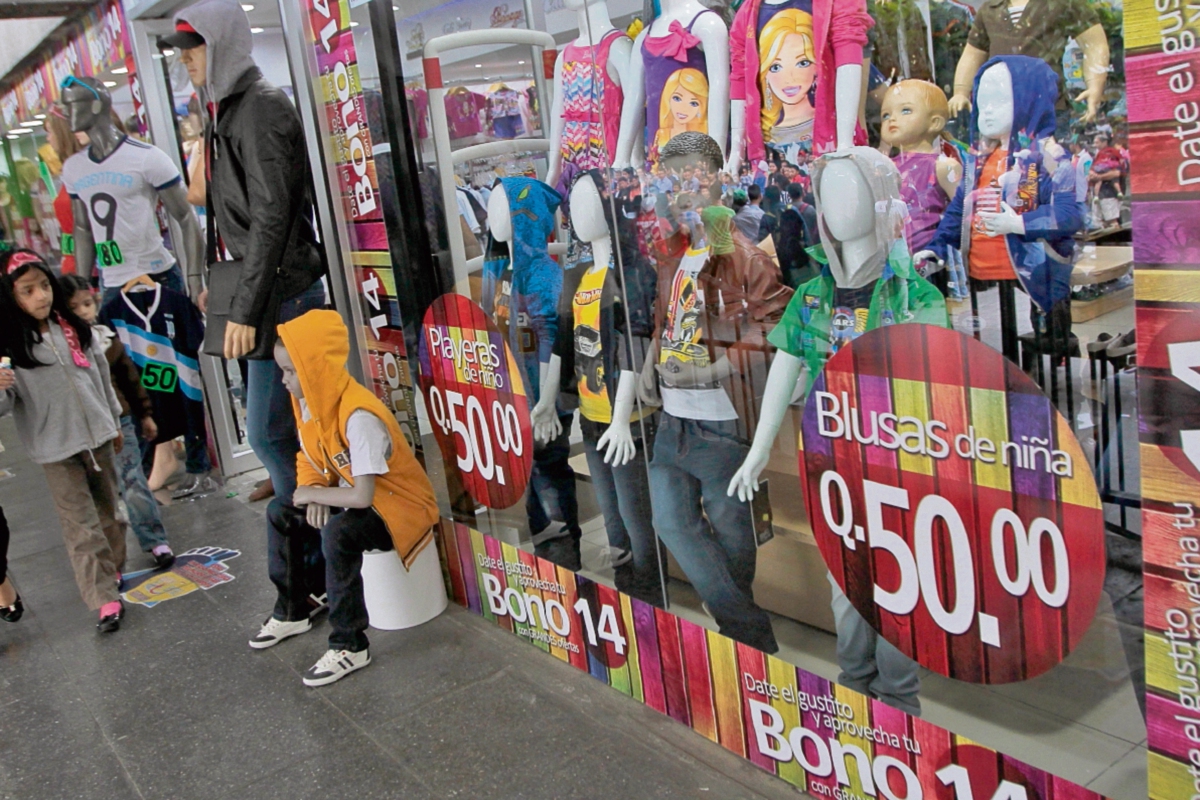 El pago del Bono 14 a los trabajadores aumentará el consumo en la economía, según la Diaco. (Foto Prensa Libre: Hemeroteca)
