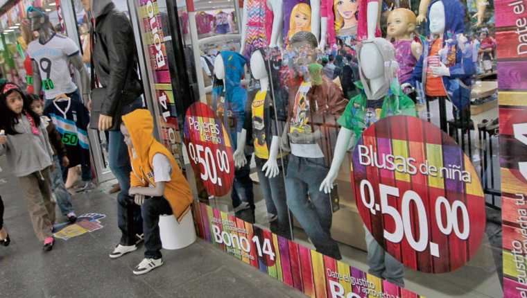 El pago del Bono 14 a los trabajadores aumentará el consumo en la economía, según la Diaco. (Foto Prensa Libre: Hemeroteca)