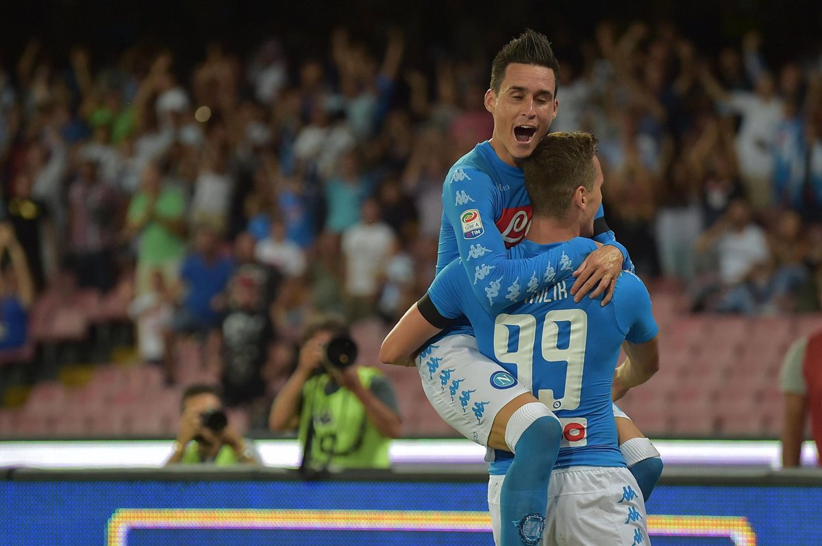 Callejón y Milik festejan en el juego frente al AC Milán. (Foto Prensa Libre: EFE)