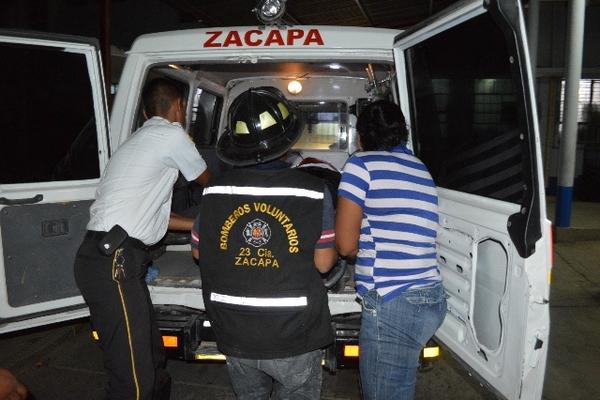 Socorristas trasladan a Neftalí Alcántara Hernández al Hospital Regional de Zacapa. (Foto Prensa Libre: Edwin Perdomo)