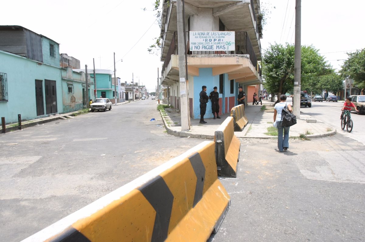 El barrio El Gallito en la actualidad solo tiene tres rutas de ingreso, el resto están bloqueadas por la PNC. (Foto Prensa Libre: Hemeroteca PL)