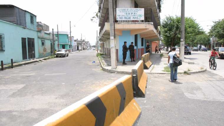 El barrio El Gallito en la actualidad solo tiene tres rutas de ingreso, el resto están bloqueadas por la PNC. (Foto Prensa Libre: Hemeroteca PL)