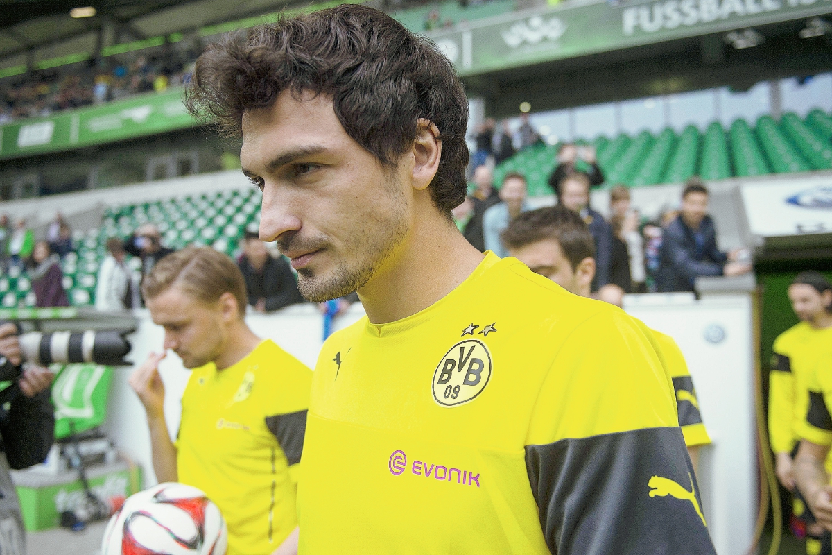 El capitán del Borussia Dortmund, Mats Hummels seguirá vistiendo el uniforme del equipo hasta 2017. (Foto Prensa Libre: AFP)