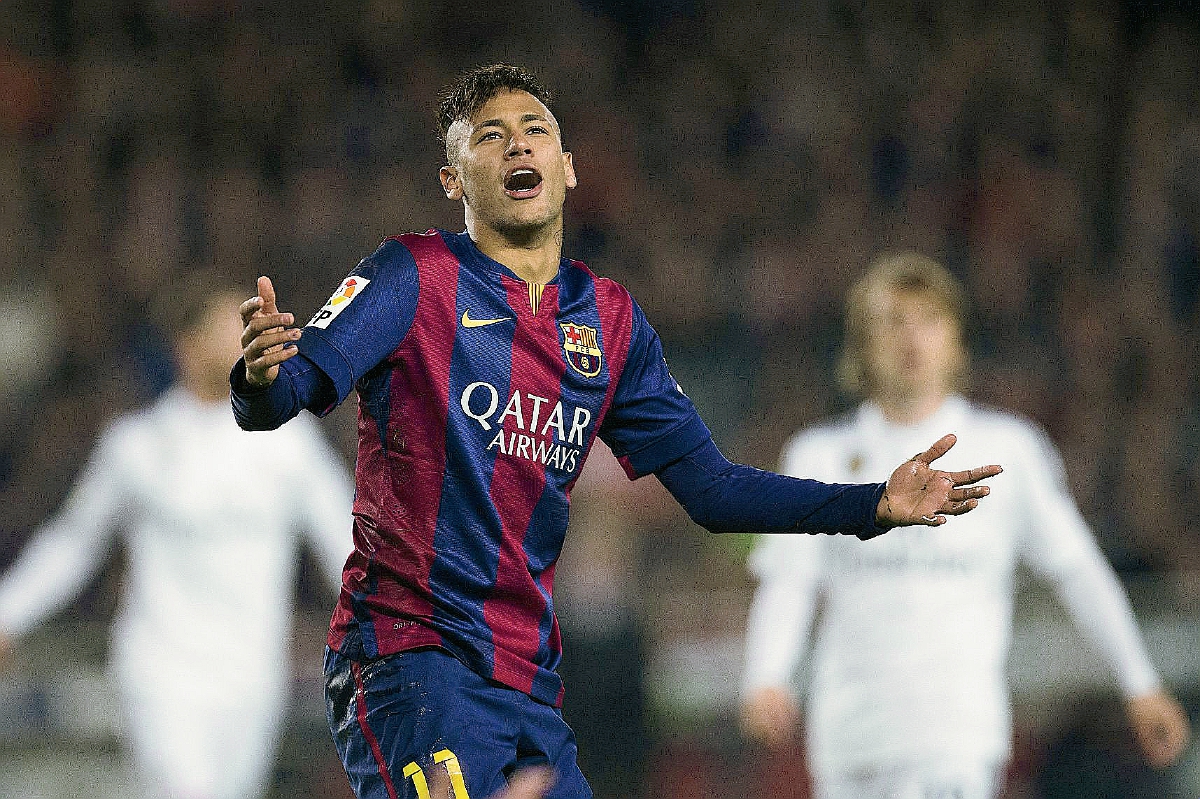 El delantero brasileño del FC barcelona Neymar da Silva durante el encuentro correspondiente a la jornada 28 de Primera División que FC Barcelona y Real Madrid disputaron el domingo en el estadio del Camp Nou, Barcelona. (Foto Prensa Libre: EFE)
