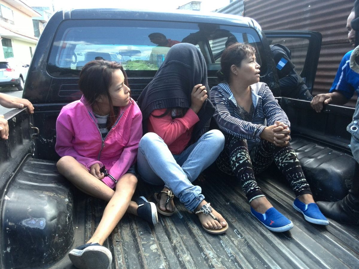 Las tres féminas capturadas por la PNC, sindicadas de extorsionar. (Foto Prensa Libre:Estuardo Paredes)