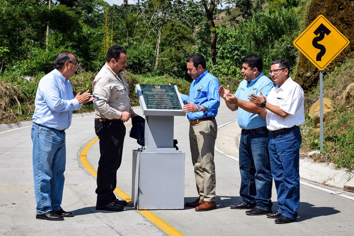 El presidente Jimmy Morales junto al ministro de Comunicaciones, José Luis Benito, el alcalde de Colomba y el gobernador departamental inaugura el tramo carretero. (Foto Prensa Libre)