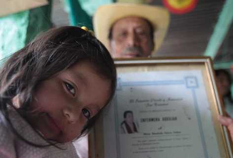 Gabriela Galvez, de 3 años, quedó al cuidado de sus abuelos después de la muerte de su madre, la maestra Mirna Elizabeth   Gálvez.