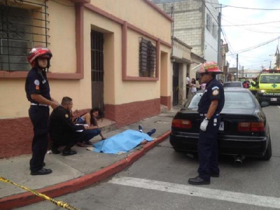 El cuerpo de Gómez González quedó tendido en una banqueta. (Foto Prensa Libre: @bomberosmuni)