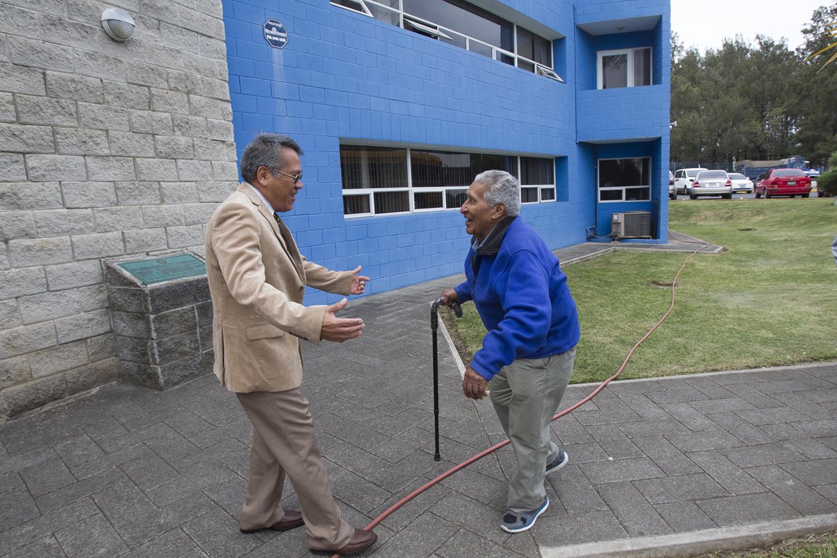 Lijón León de León saluda afectuosamente a Eduardo “Guayito” de León.