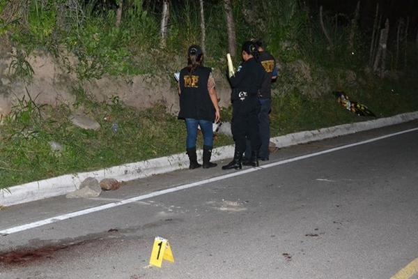 Investigadores examinan el lugar donde fue encontrado el cadáver de García en Zacapa. (Foto Prensa Libre: Érick de la Cruz). <br _mce_bogus="1"/>