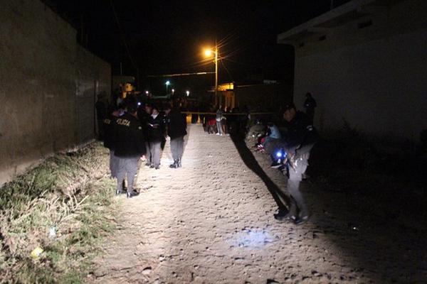 Investigadores trabajan en el lugar donde murió baleado Félix Eduardo Ortiz, en Jalapa. (Foto Prensa Libre: Hugo Oliva)