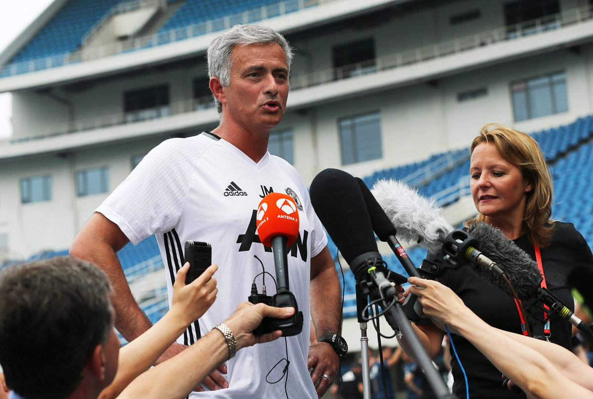 José Mourinho atiende a los medios en el estadio de Pekín durante un entrenamiento del United. (Foto Prensa Libre: EFE)