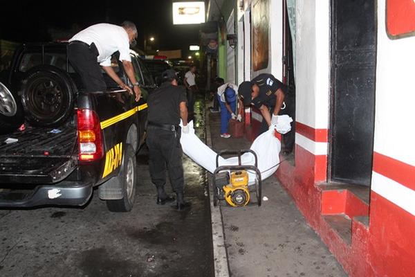Agentes de la PNC retiran el cadáver de la nicaragüense Rosa Rodríguez, quien murió baleada en un bar de Mazatenango. (Foto Prensa Libre, Danilo López)<br _mce_bogus="1"/>
