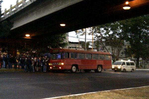 Usuarios esperan en la parada de buses. (Foto Prensa Libre: Irene de León)