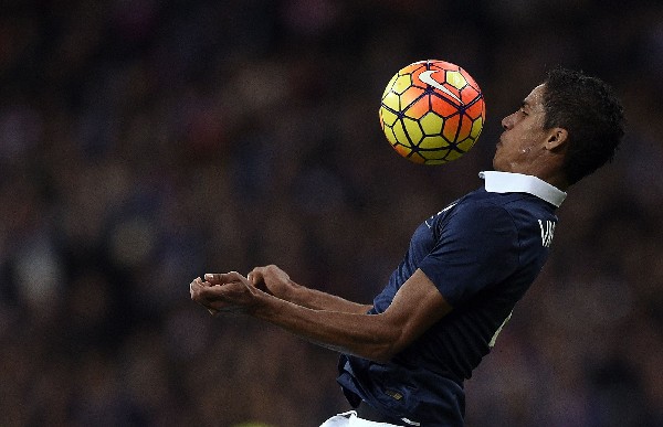 El defensa francés, Raphael Varane se perderá la Eurocopa, por lesión. (Foto Prensa Libre: AFP)