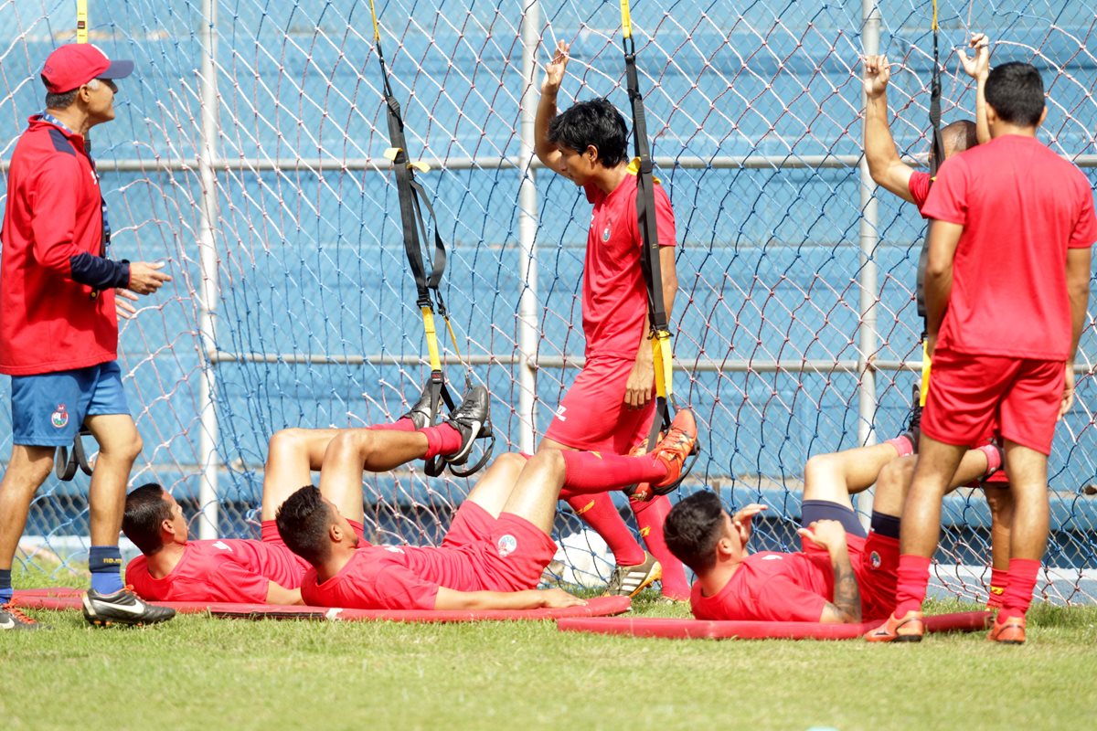Los rojos durante su entrenamiento matutino. (Foto Prensa Libre: Norvin Mendoza)