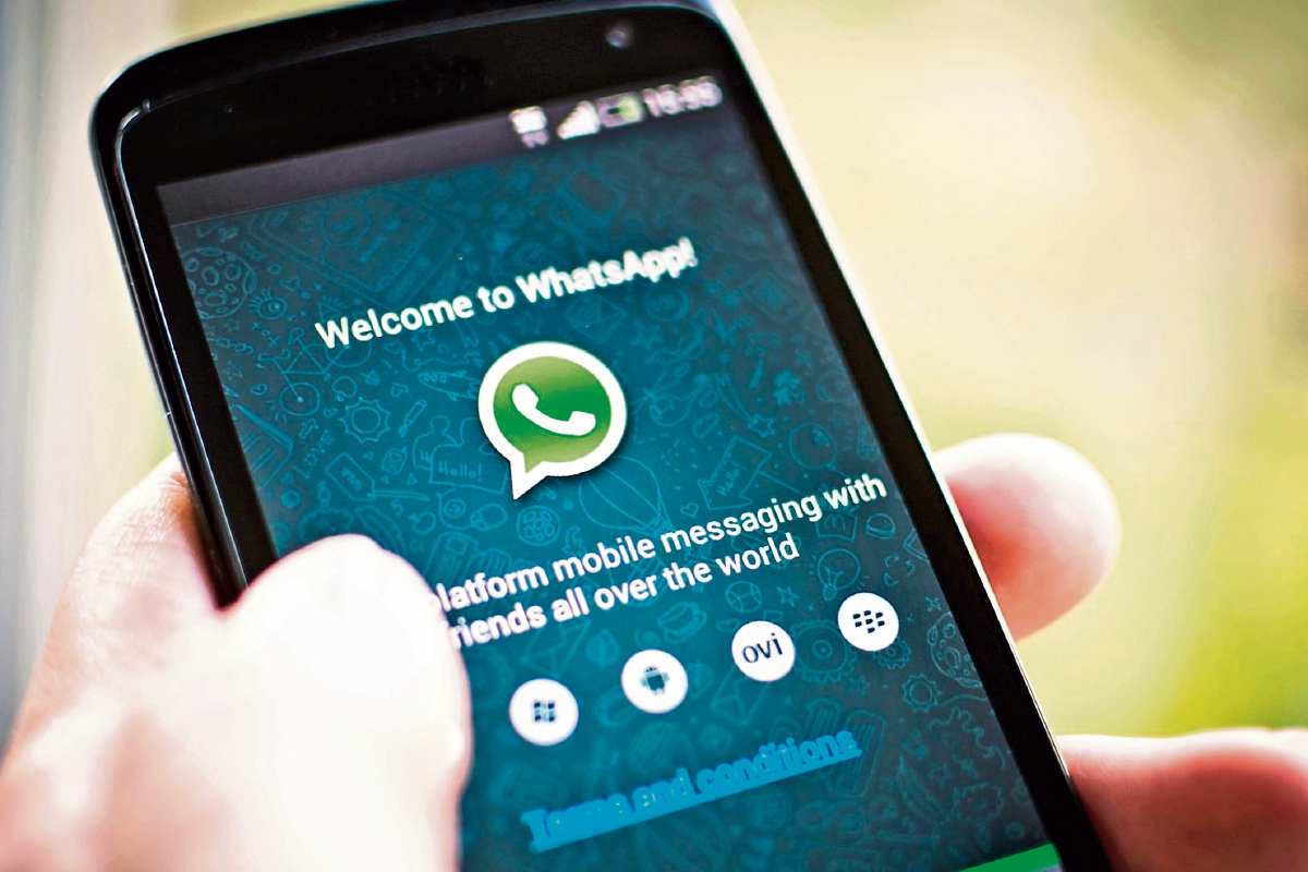 Con más de 30 mil millones de mensajes enviados por día, WhatsApp es el servicio de chat más popular. (Foto Prensa Libre: EFE).