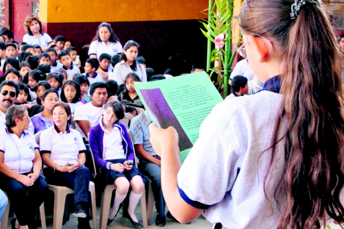 Para FOMENTAR la lectura, el grupo Cuarto Mundo impulsa el programa Biblioteca de Calle, en la zona 12.