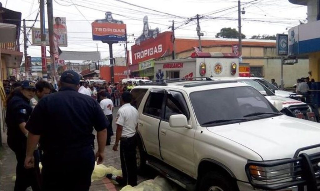 Agentes policiales resguardan área donde murieron dos hombres en la zona 1 de Chimaltenango. (Foto Prensa Libre)