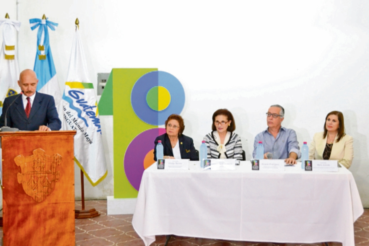 Organizadores explican detalles del Festival del Centro Histórico, que comienza el 11. (Foto Prensa Libre: Ángel Elías)