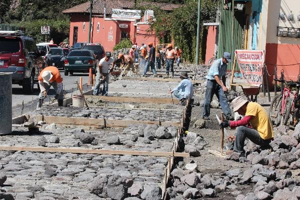 Pobladores se oponen al empedrado en  ingreso a  Antigua Guatemala.