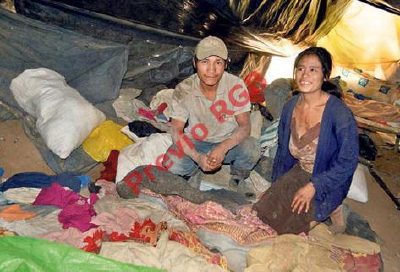 Valentín Lorenzo Nájera y su esposa, Aura Marina Muñoz Rustrián, no han podido ir a ver a sus hijos por falta de dinero. Reciben la visita en la champa de nailon donde viven con los niños.