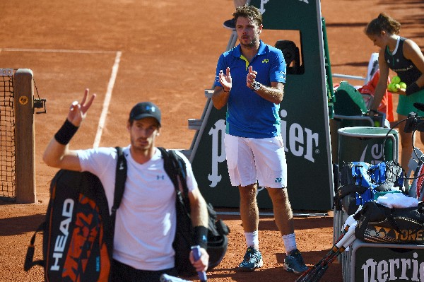 Stanislas Wawrinka aplaude a Andy Murray, quien dijo adiós a Roland Garros. (Foto Prensa Libre: AFP)