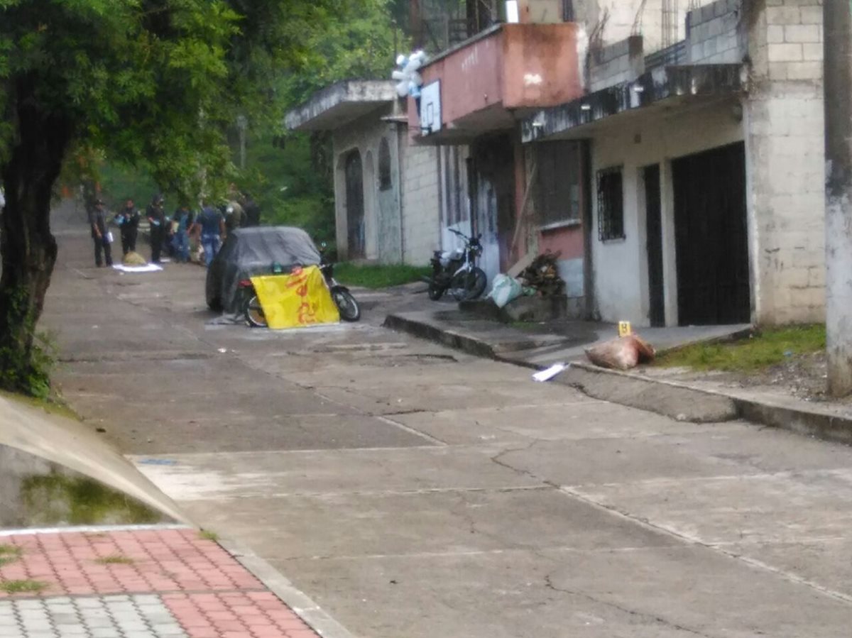 Restos de dos hombres fueron localizados adentro de costales en la colonia El Búcaro, zona 12 de Villa Nueva. (Foto Prensa Libre: Estuardo Paredes)