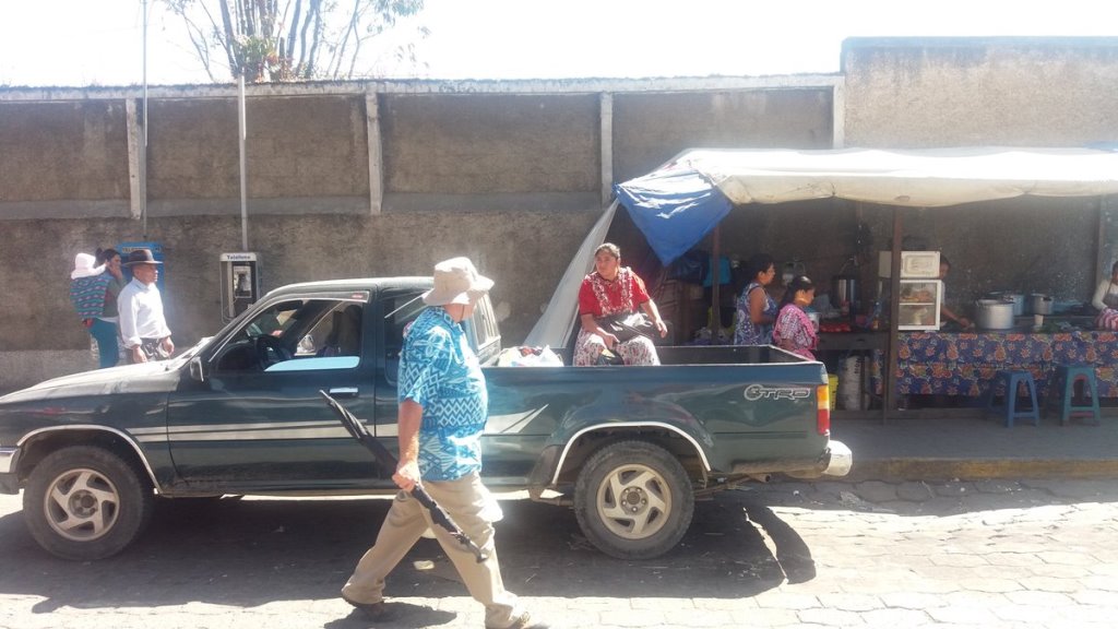 Usuaria viaja en picop debido al paro de buses en el Valle de Palajunoj, Xela. (Foto Prensa Libre: María José Longo).