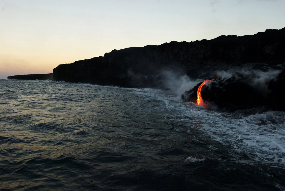 Vista del momento en el que lava de volcán de Hawái cae en cascada al océano. (Foto Prensa Libre: AP).