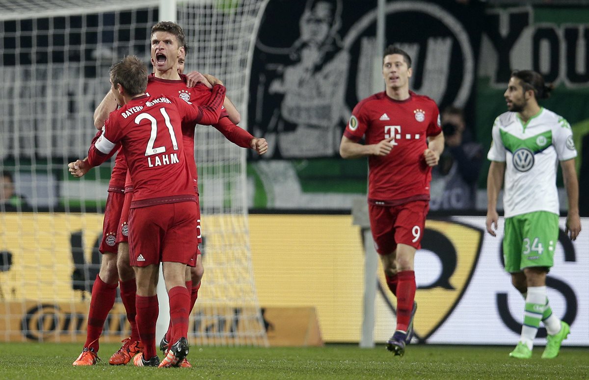 Thomas Müller festeja uno de los goles del triunfo del Bayern Munich en la Copa alemana. (Foto Prensa Libre: AP).