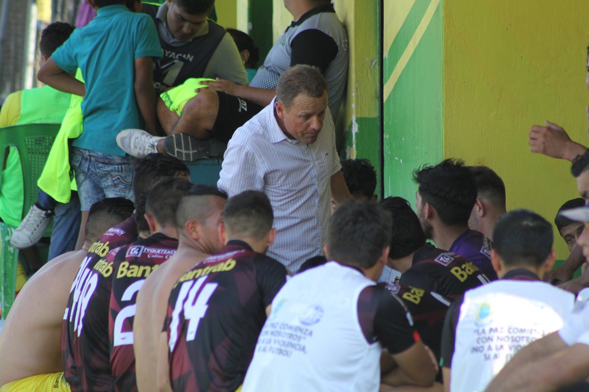 El entrenador Aldo Da Pozzo habla con sus jugadores durante el encuentro frente a Guastatoya. (Foto Prensa Libre: Hugo Oliva)