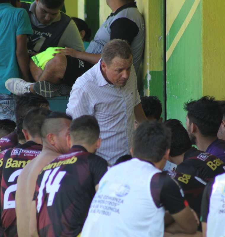 El entrenador Aldo Da Pozzo habla con sus jugadores durante el encuentro frente a Guastatoya. (Foto Prensa Libre: Hugo Oliva)